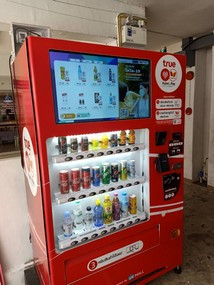 智能饮料机通过扫描二维码接受现金和本地数字钱包